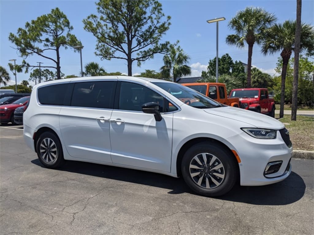New 2025 Chrysler Pacifica Hybrid PACIFICA PLUG-IN HYBRID SELECT Passenger Van