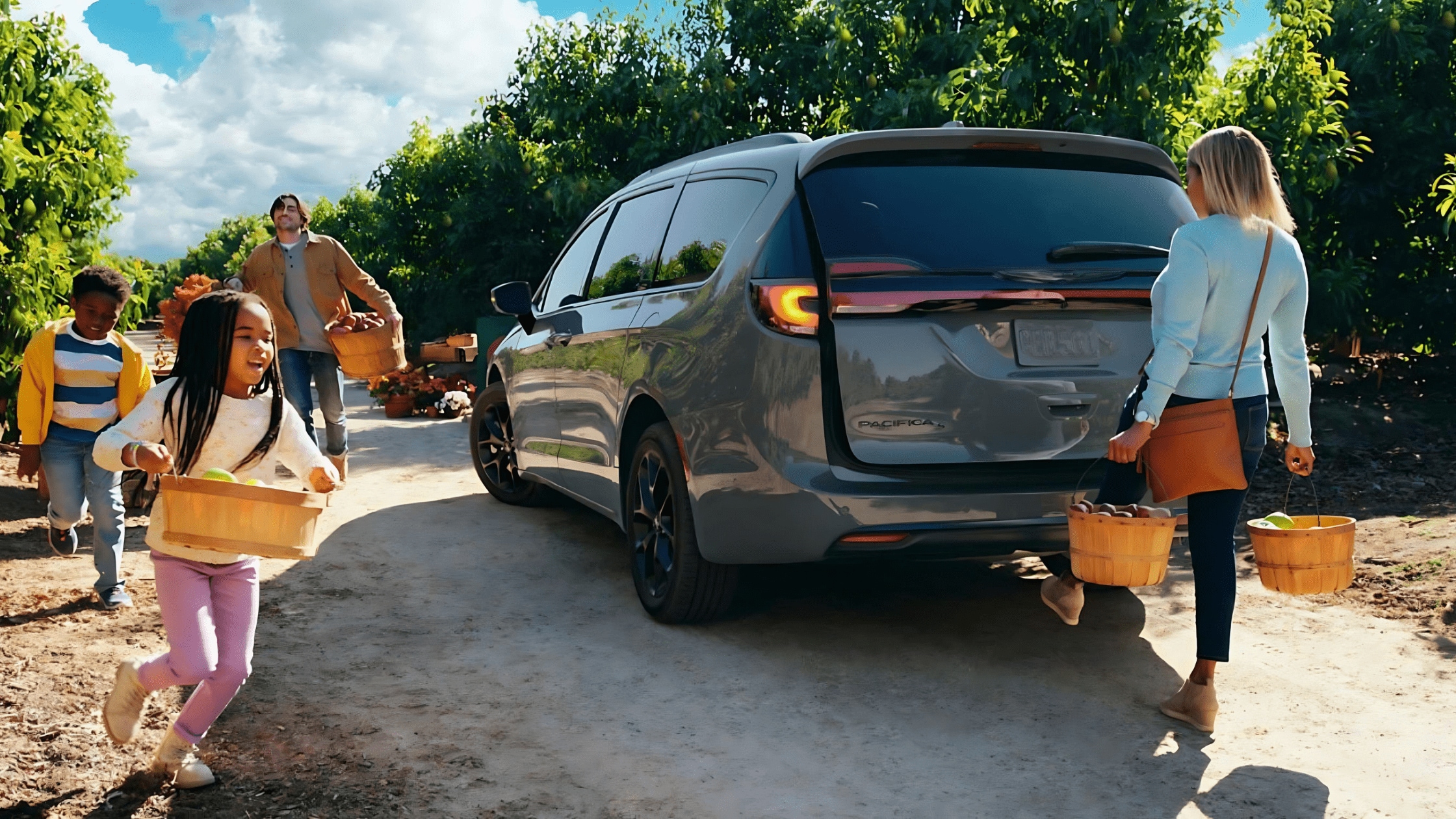 2023%20Chrysler%20Pacifica%20at%20Galeana%20CDJR.png