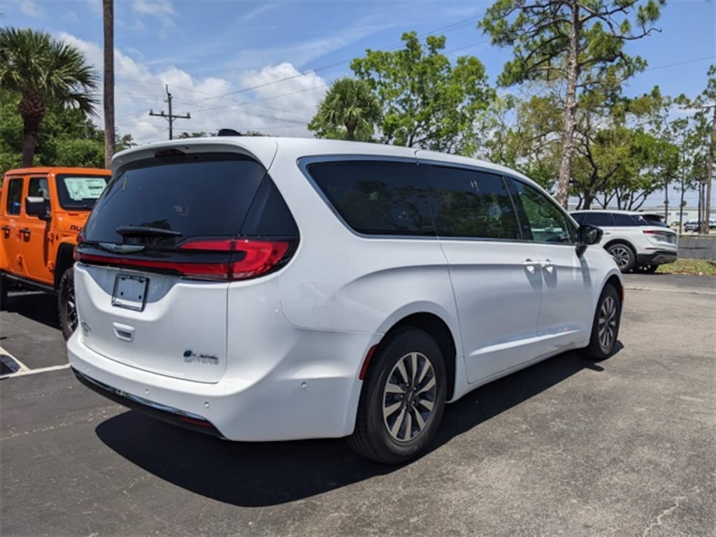New 2025 Chrysler Pacifica Hybrid PACIFICA PLUG-IN HYBRID SELECT Passenger Van