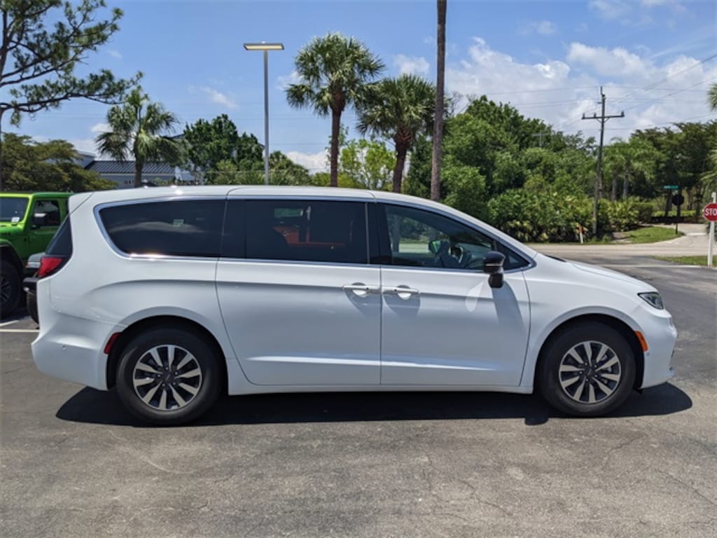 New 2025 Chrysler Pacifica Hybrid PACIFICA PLUG-IN HYBRID SELECT Passenger Van