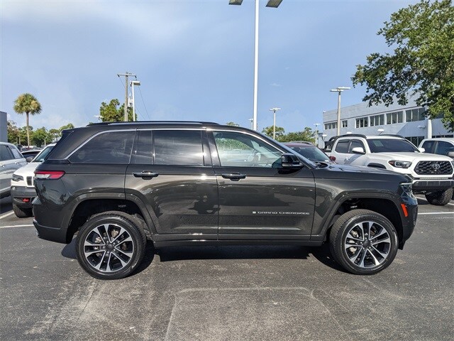 2023 Jeep Grand Cherokee Overland photo 2
