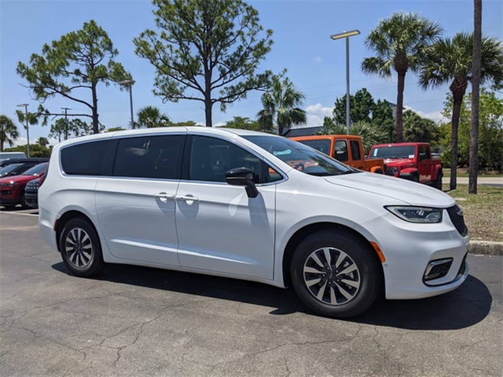 New 2025 Chrysler Pacifica Hybrid PACIFICA PLUG-IN HYBRID SELECT Passenger Van
