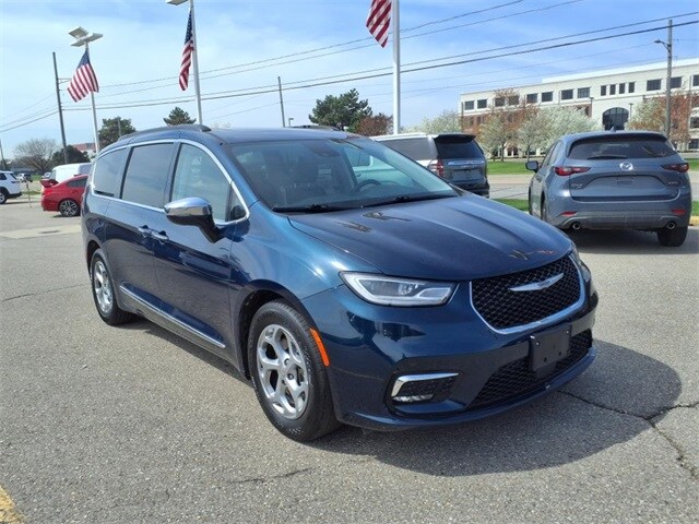2023 Chrysler Pacifica Limited photo 3