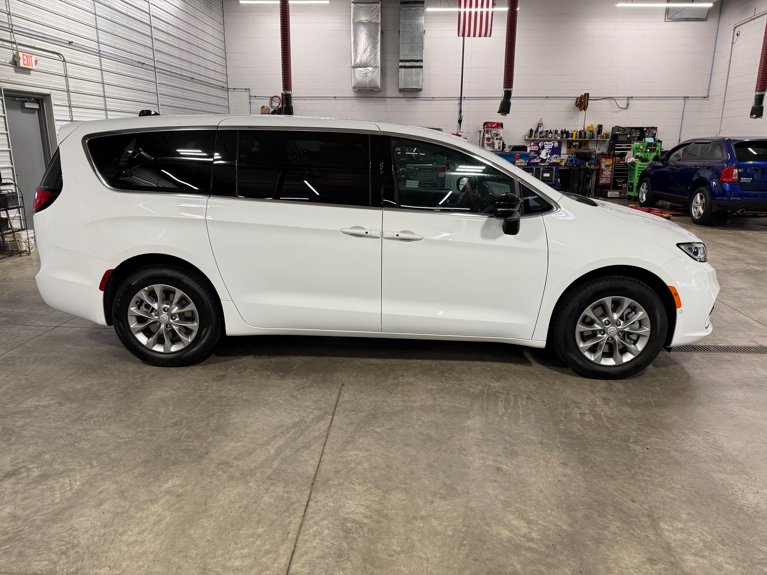 2026 Chrysler Pacifica photo 3
