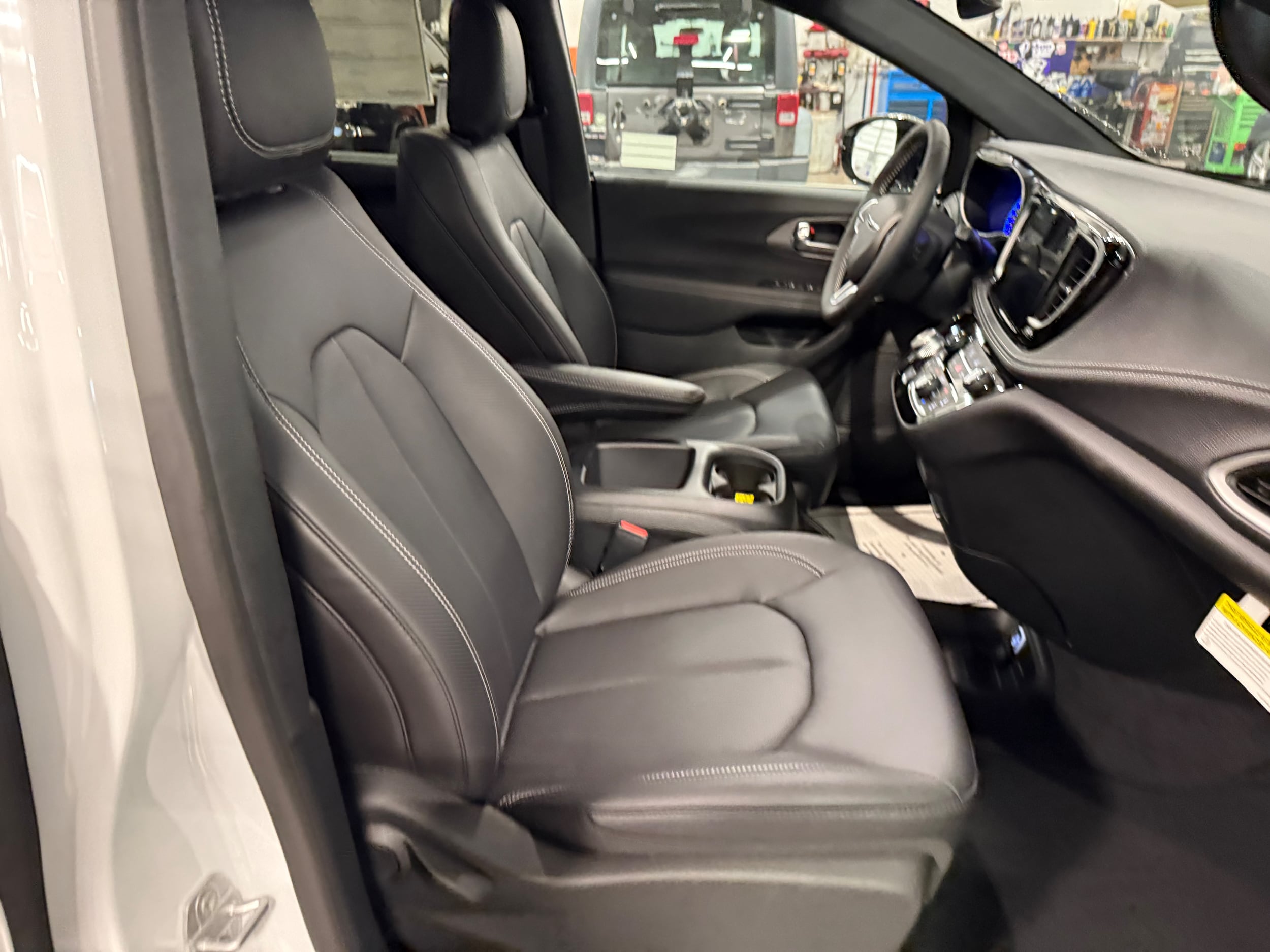 2026 Chrysler Pacifica Select - Photo 11