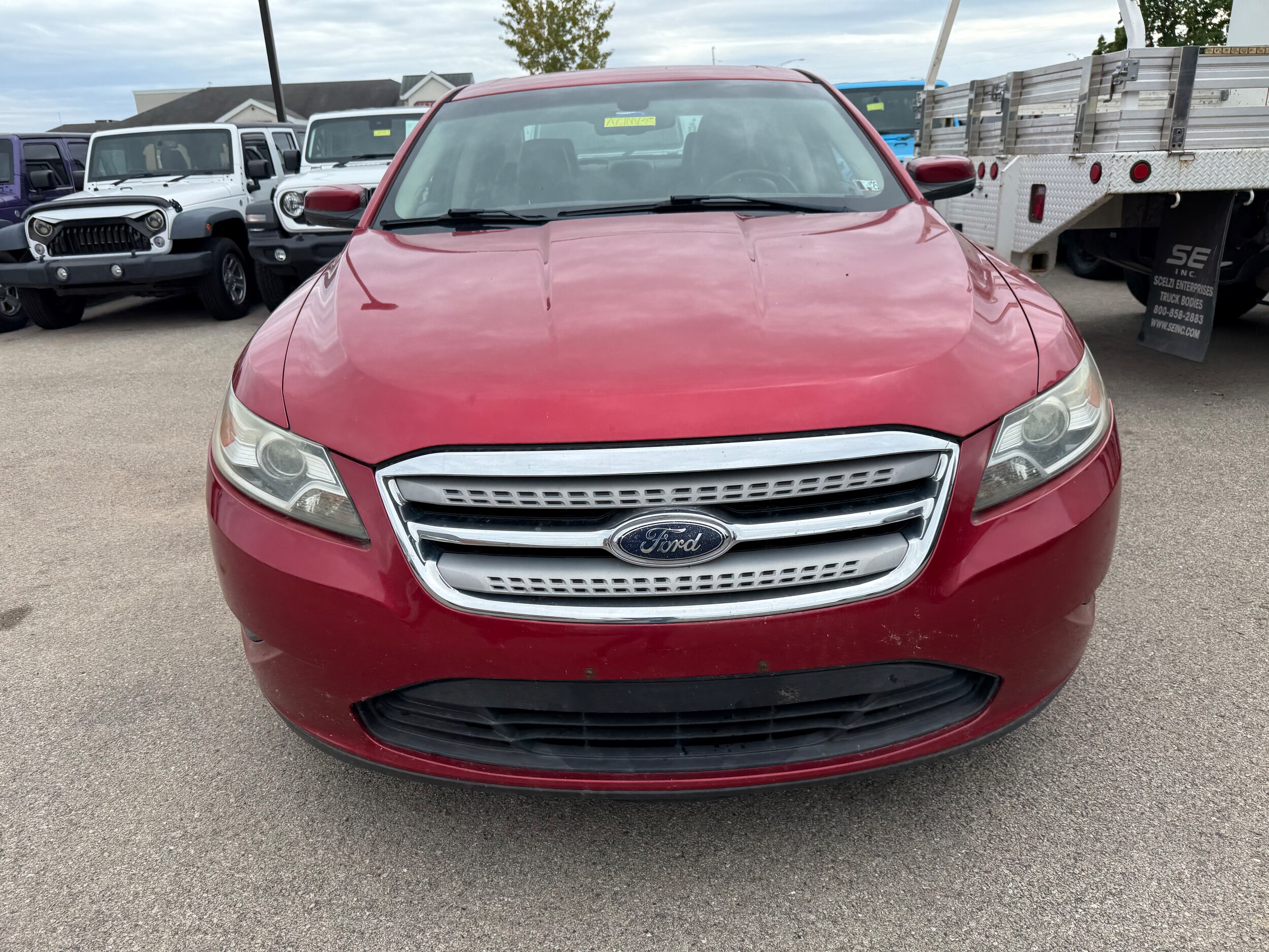 2010 Ford Taurus SEL photo 2