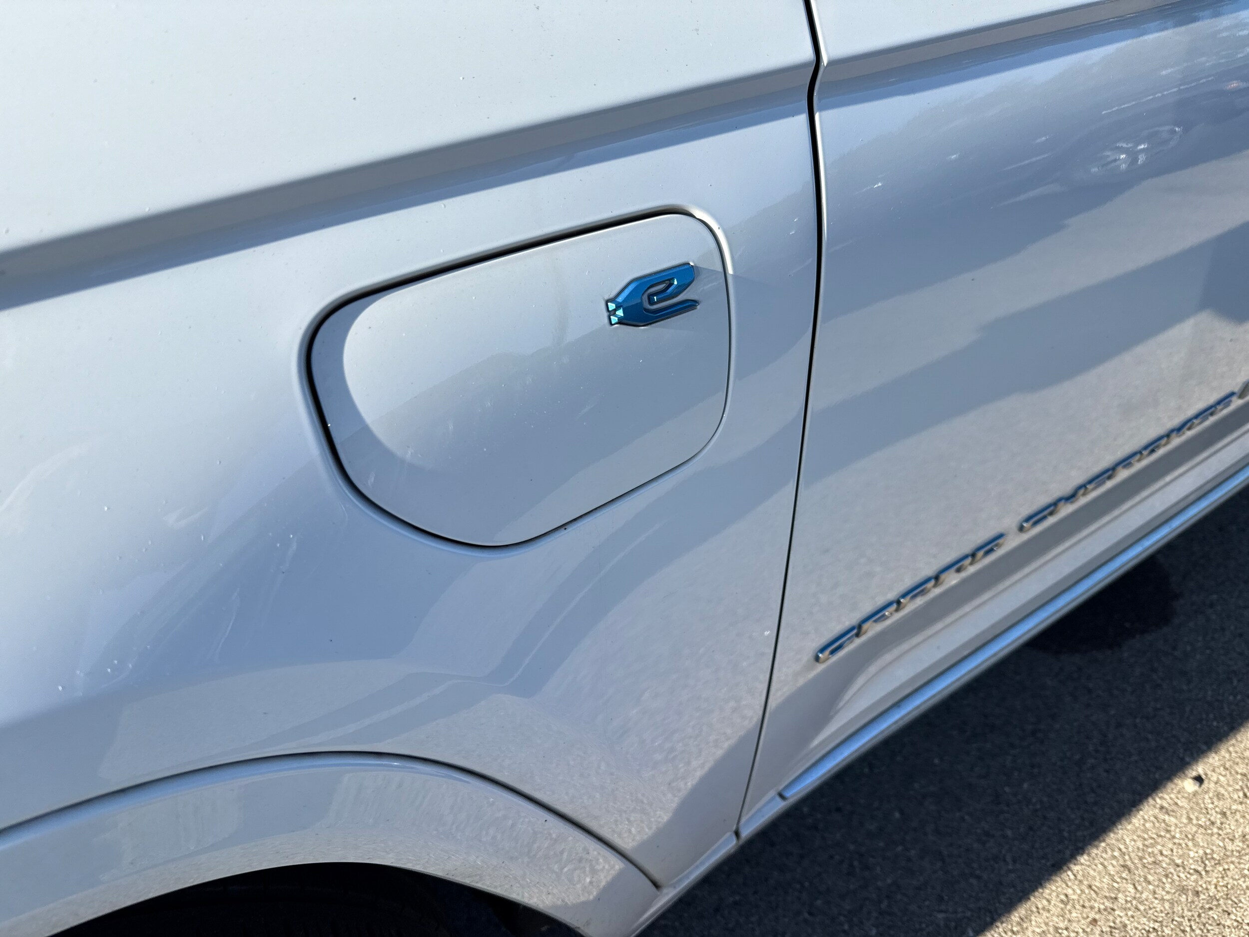 2023 Jeep Cherokee Summit Reserve 4xe photo 2