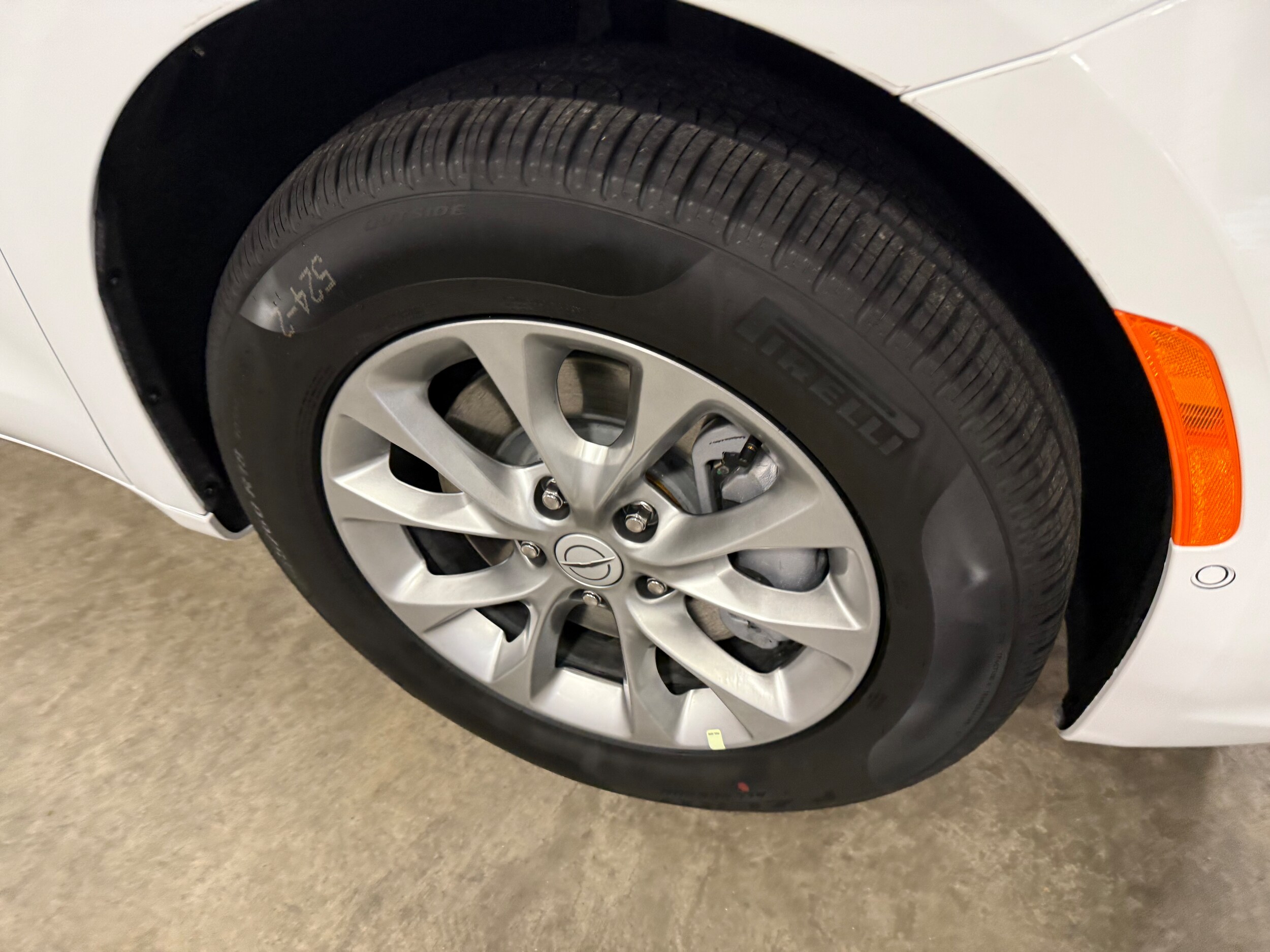 2026 Chrysler Pacifica photo 4