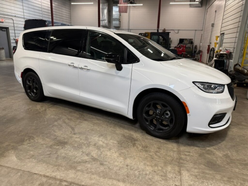 Used 2023 Chrysler Pacifica Hybrid Limited VAN PASSENGE
