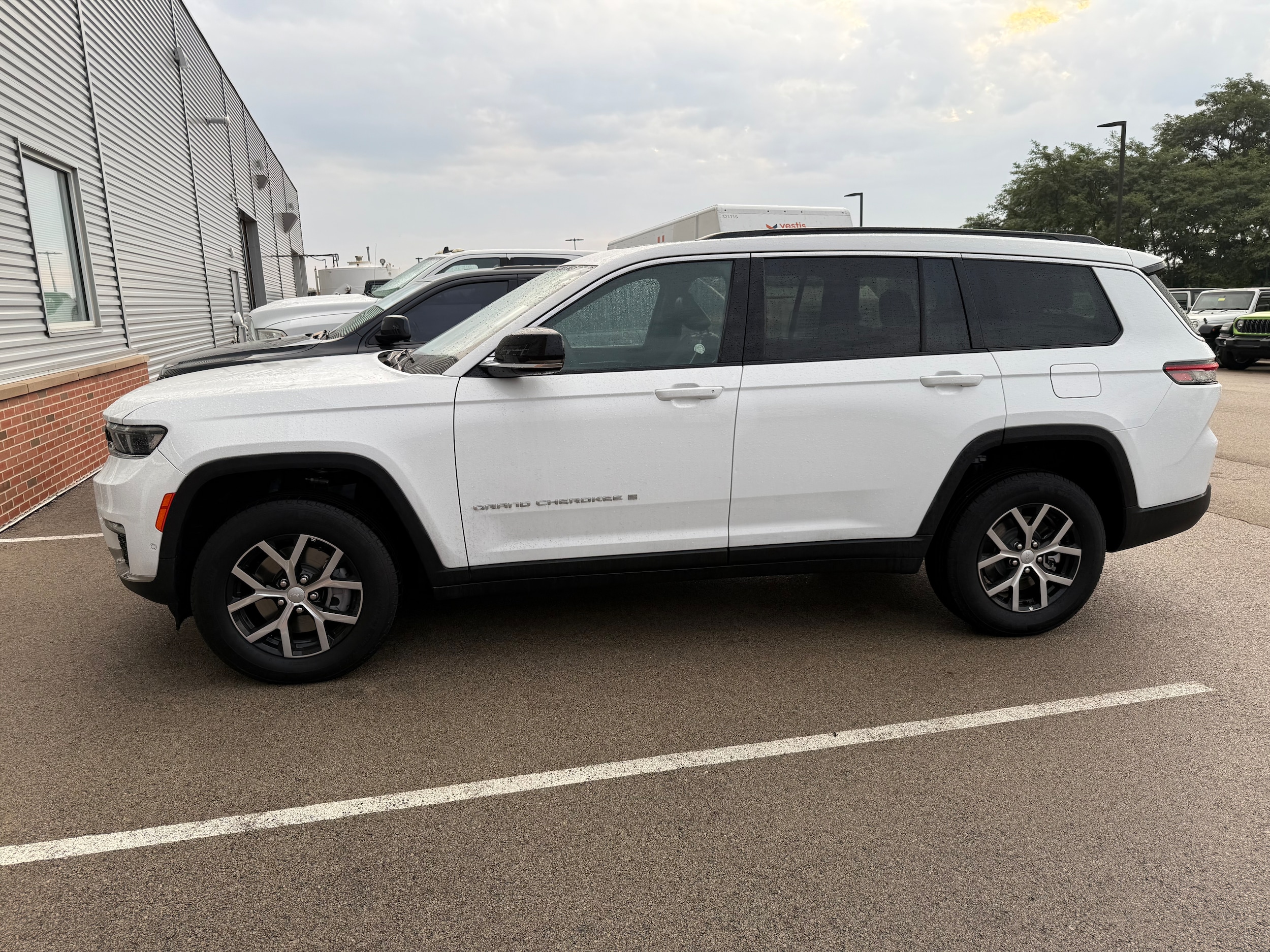 2024 Jeep Grand Cherokee Limited photo 2