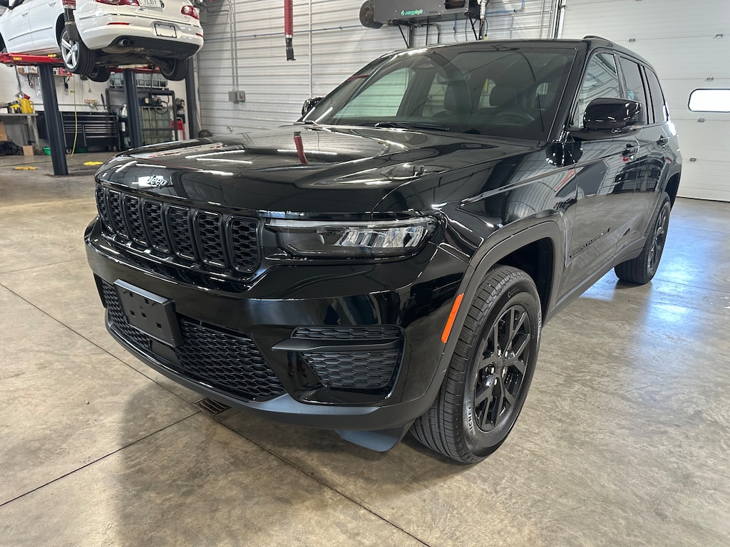 Used 2023 Jeep Grand Cherokee Altitude 4x4 For Sale Galena IL