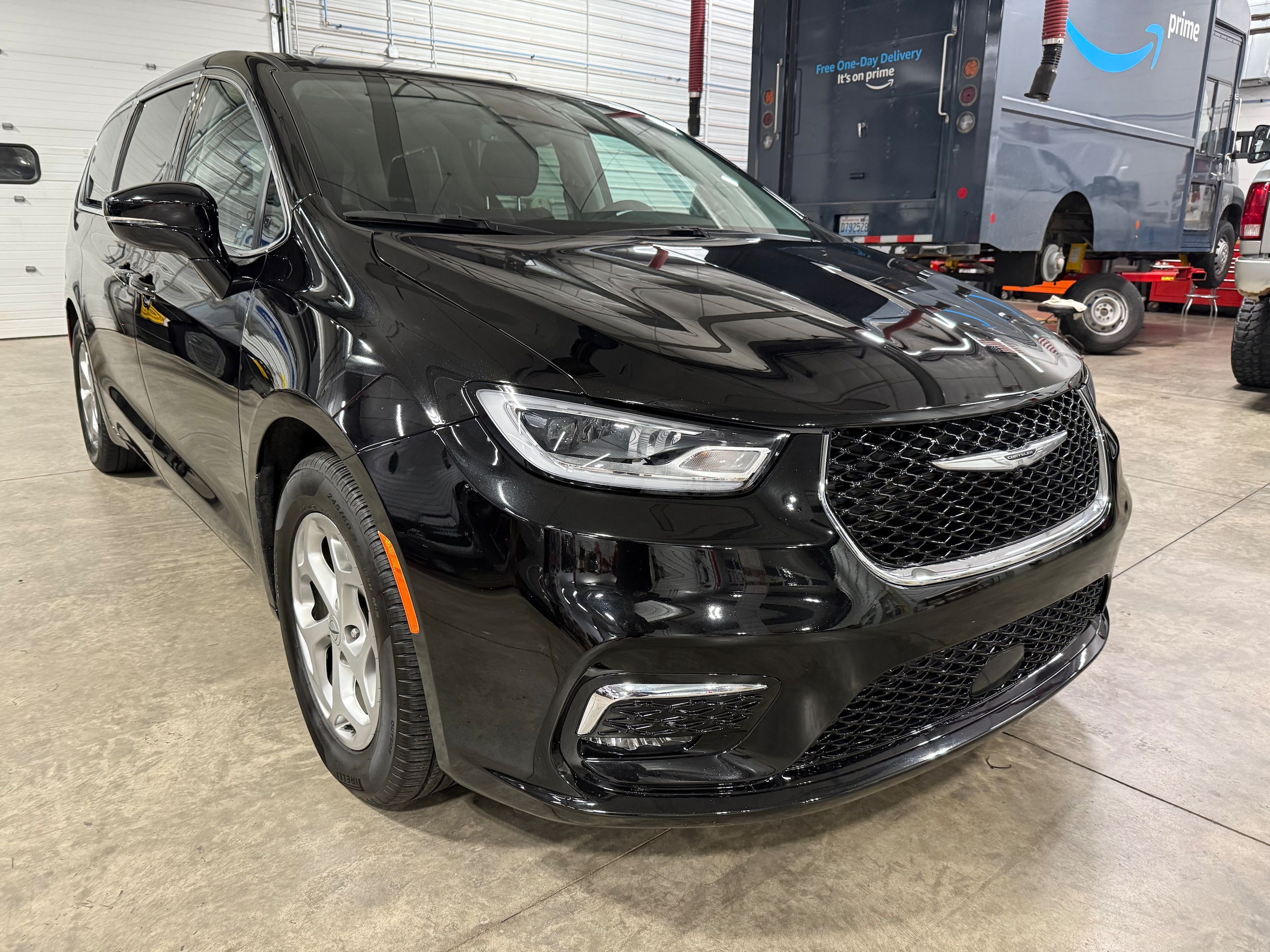 2024 Chrysler Pacifica Limited's photo