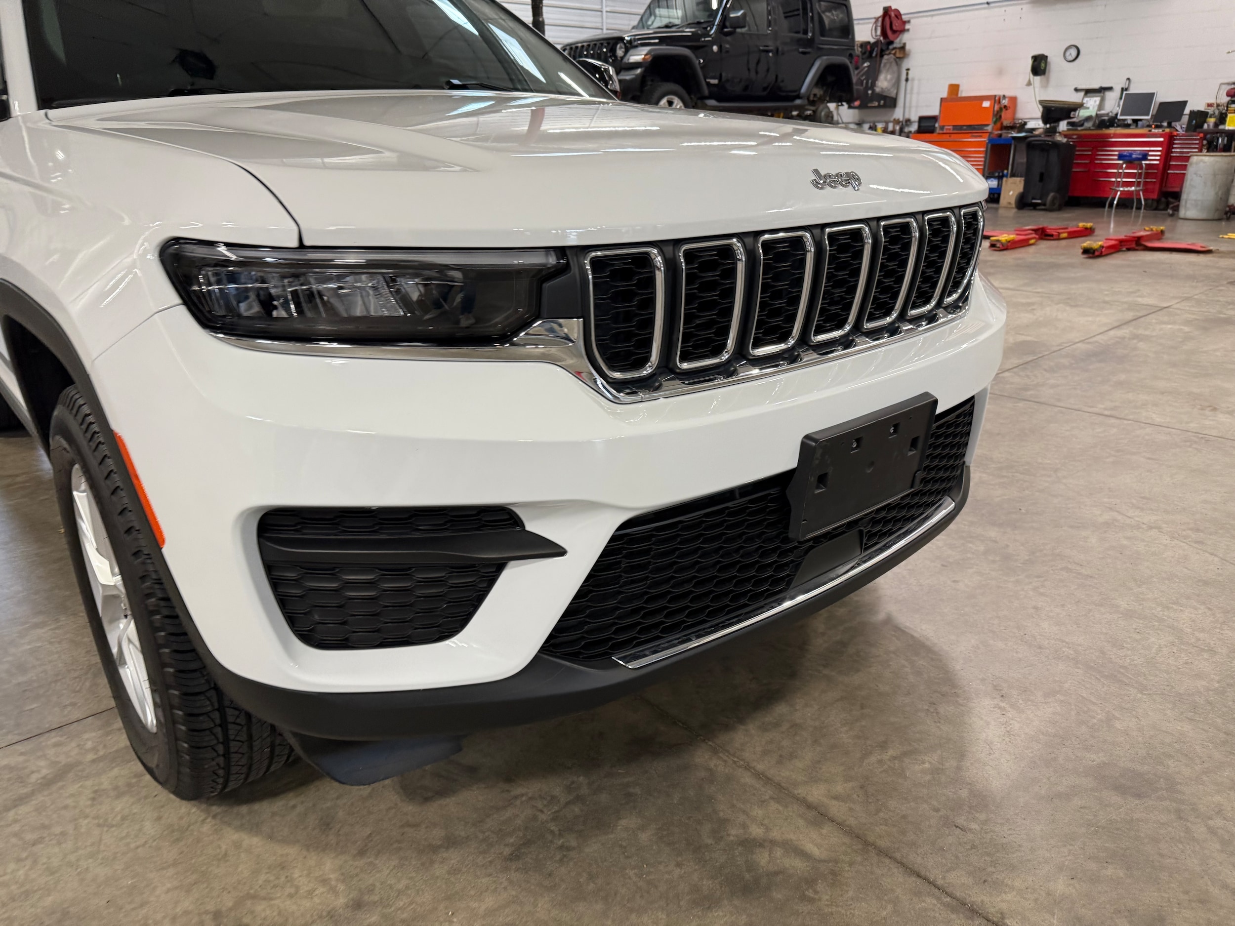 Certified 2023 Jeep Grand Cherokee Laredo with VIN 1C4RJHAG1PC535605 for sale in Galena, IL
