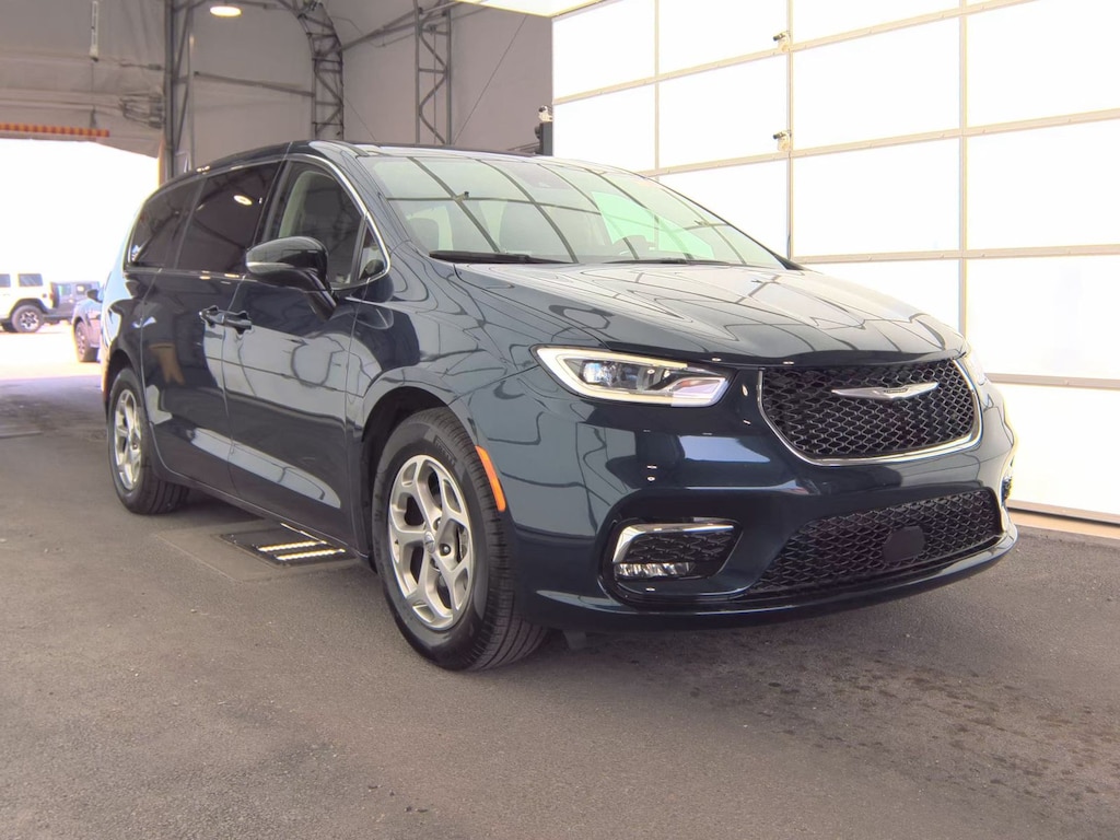 Used 2024 Chrysler Pacifica Limited FWD VAN PASSENGE