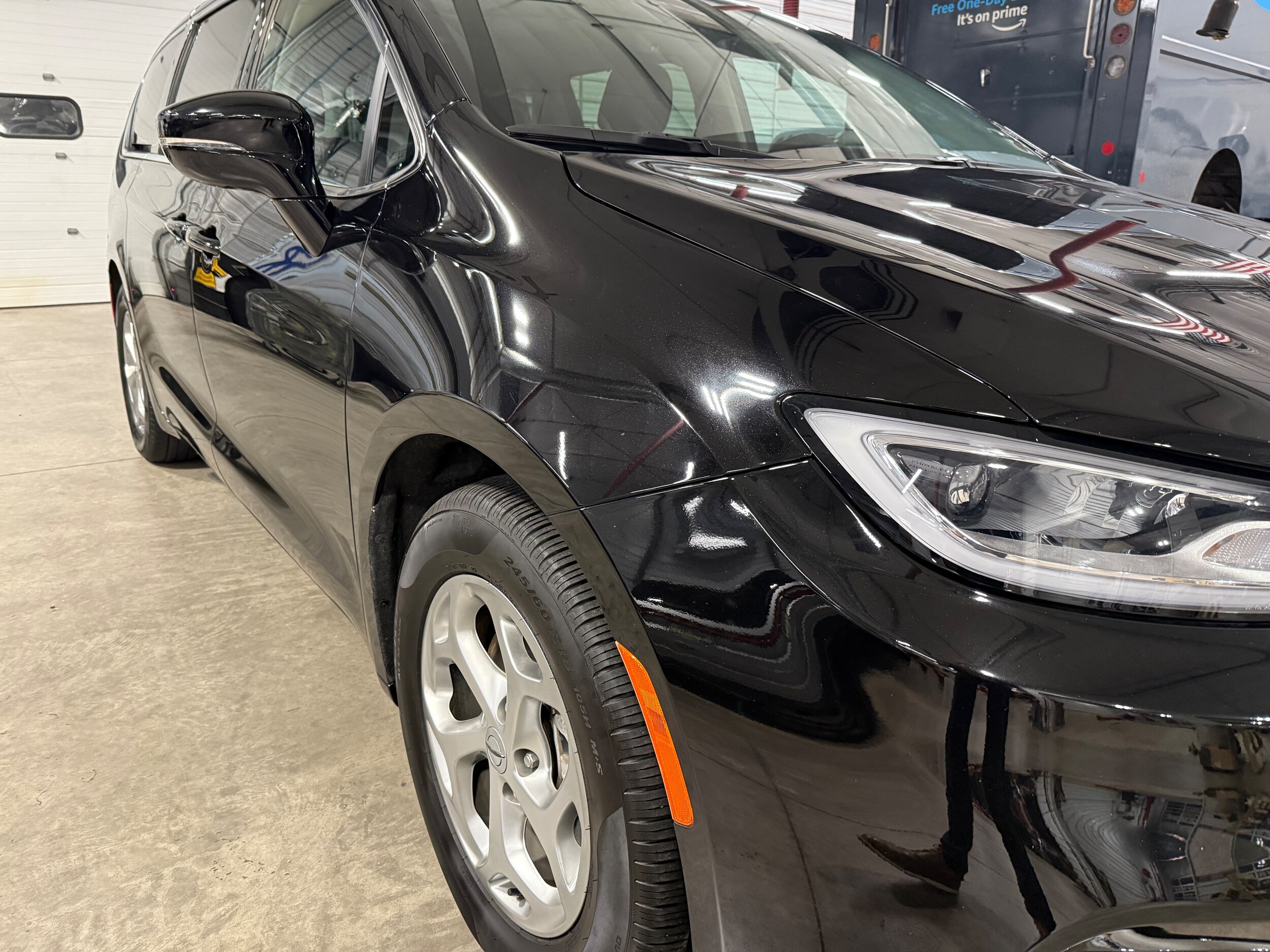 2024 Chrysler Pacifica Limited photo 3