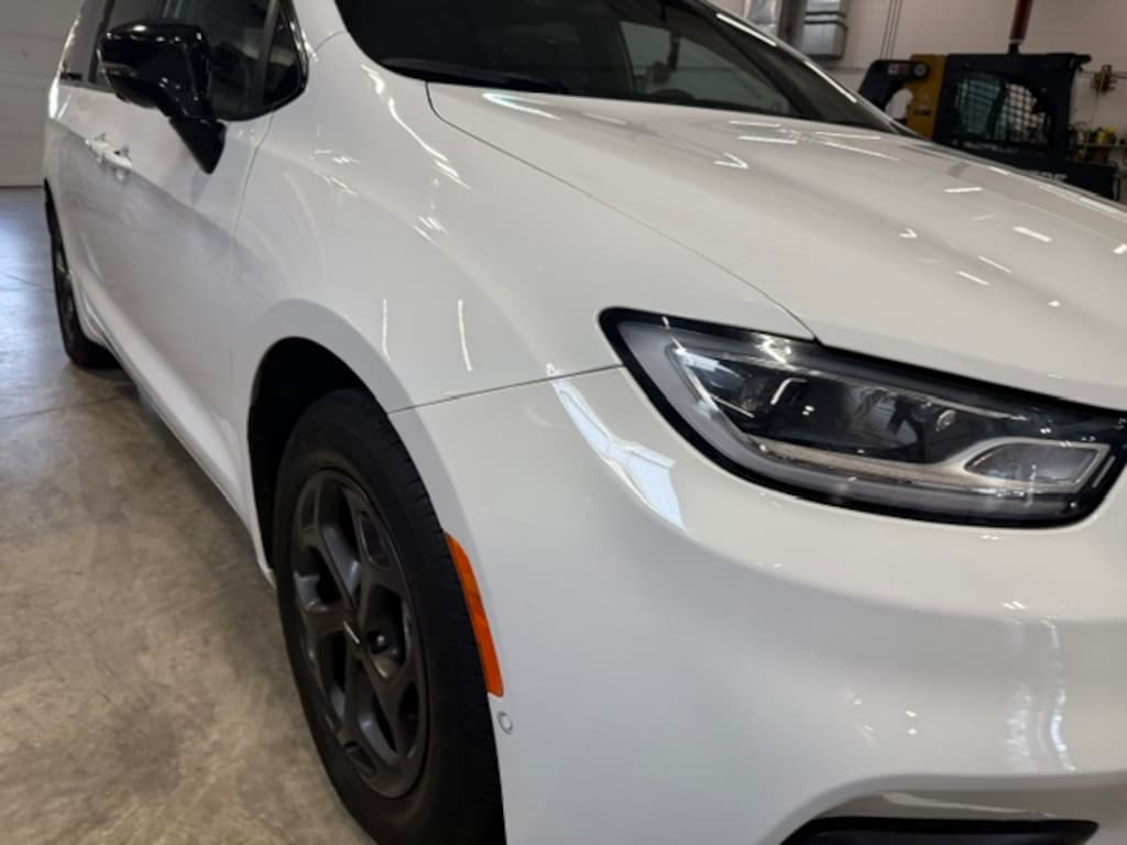 Used 2023 Chrysler Pacifica Hybrid Limited VAN PASSENGE