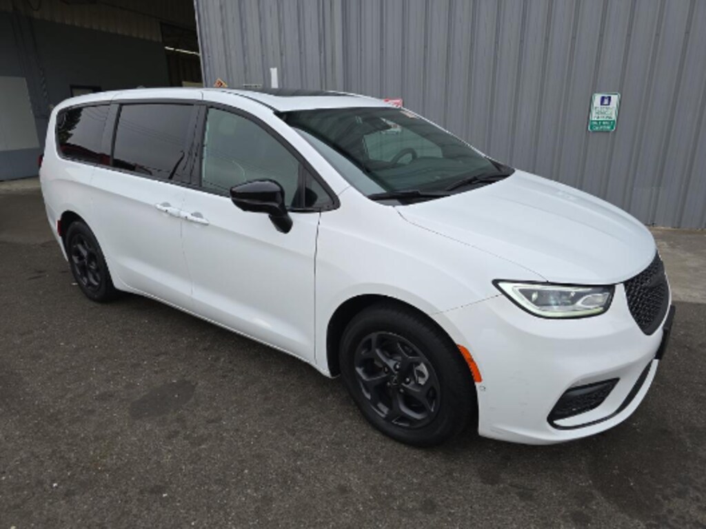 Used 2023 Chrysler Pacifica Hybrid Limited VAN PASSENGE