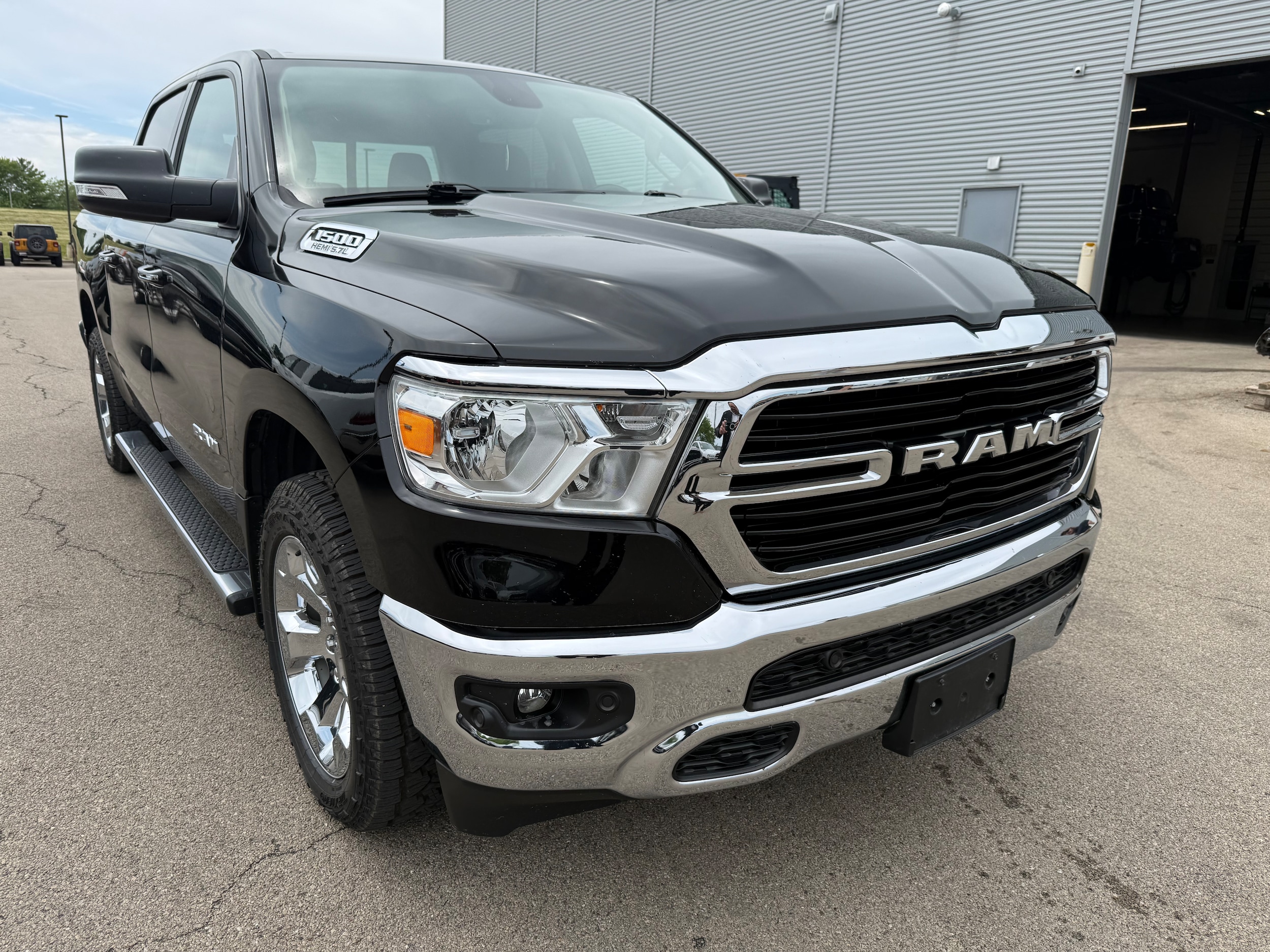 2020 RAM 1500 Big Horn/Lone Star 4x4 Crew Cab 5'7's photo