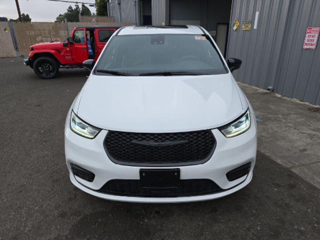 Used 2023 Chrysler Pacifica Hybrid Limited VAN PASSENGE
