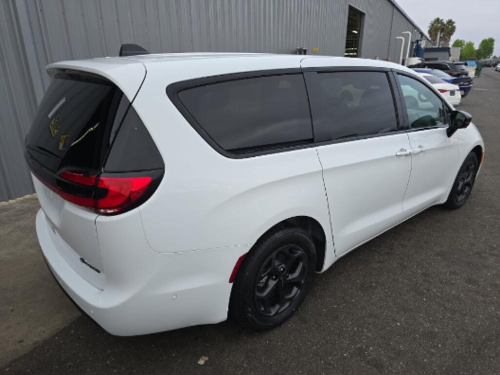 Used 2023 Chrysler Pacifica Hybrid Limited VAN PASSENGE