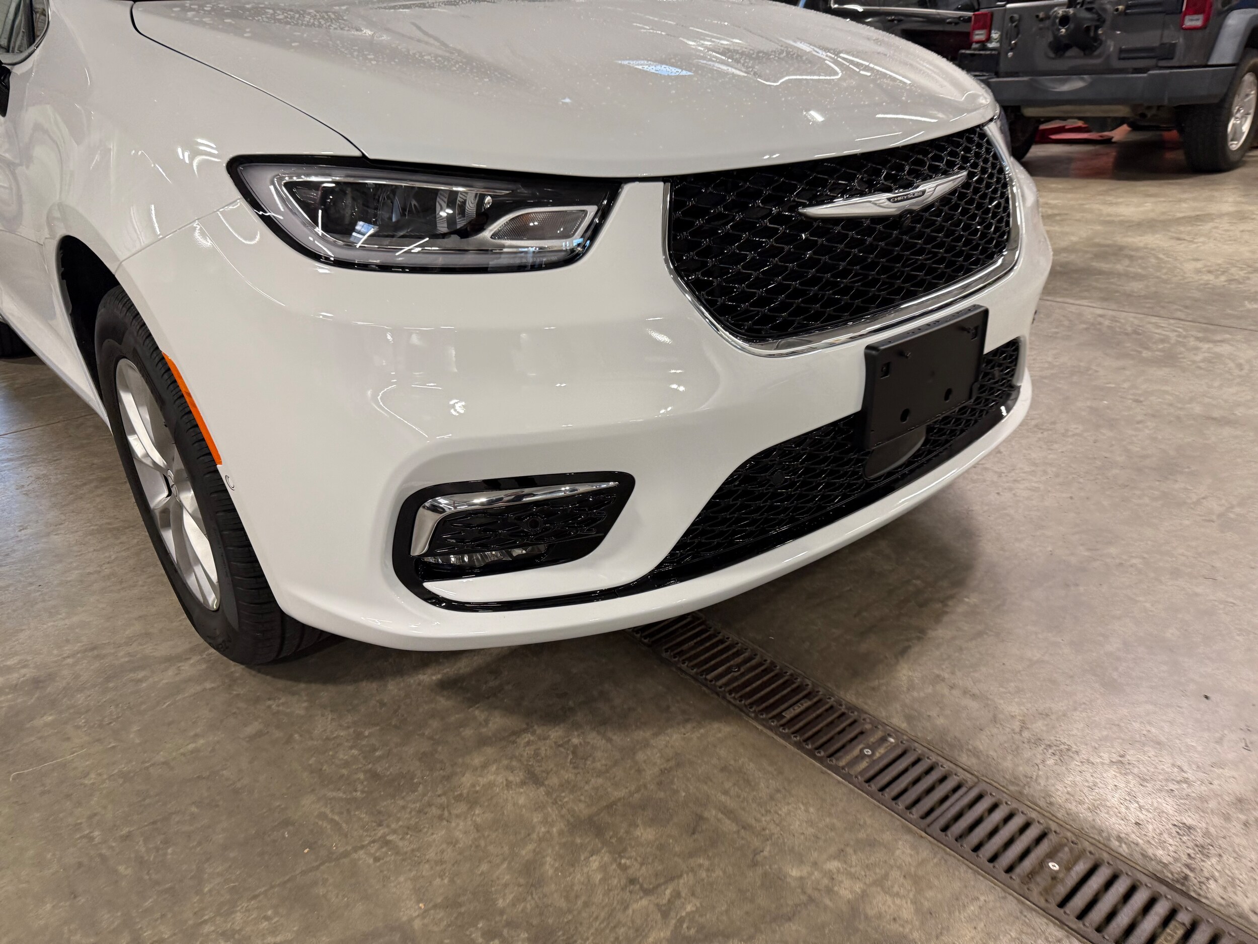 2026 Chrysler Pacifica photo 2