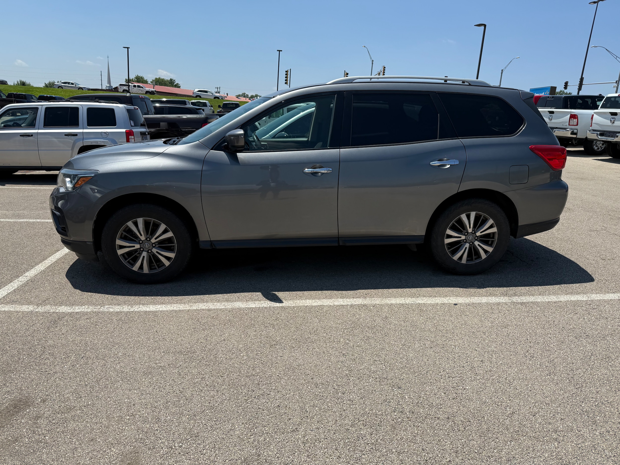 Used 2018 Nissan Pathfinder SV with VIN 5N1DR2MM5JC617681 for sale in Galena, IL