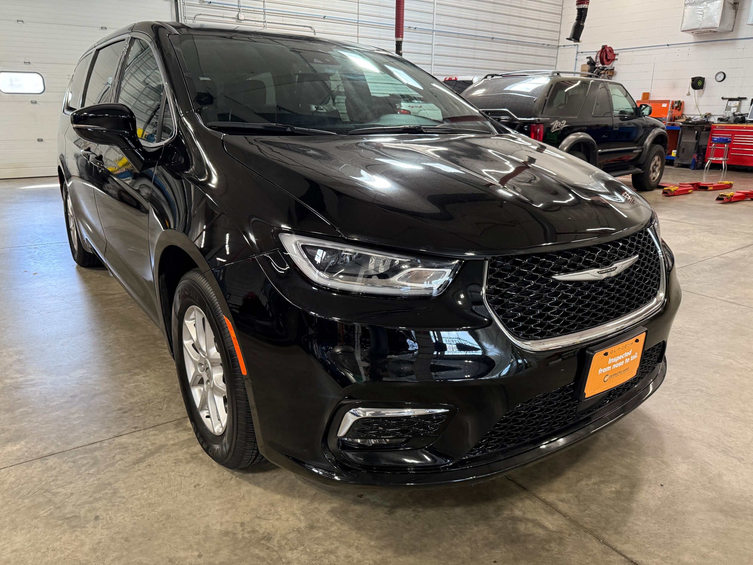 2025 Chrysler Pacifica Select's photo