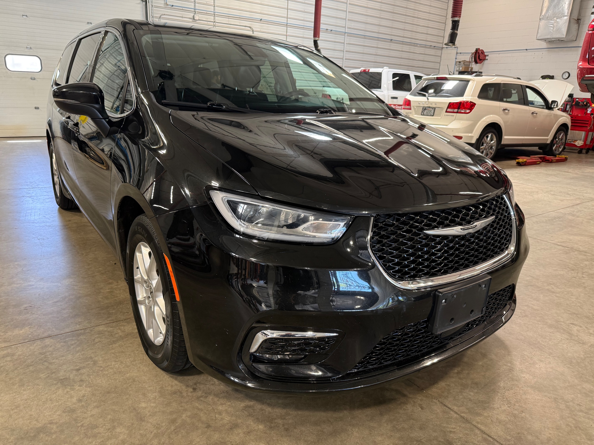 2023 Chrysler Pacifica Touring L's photo