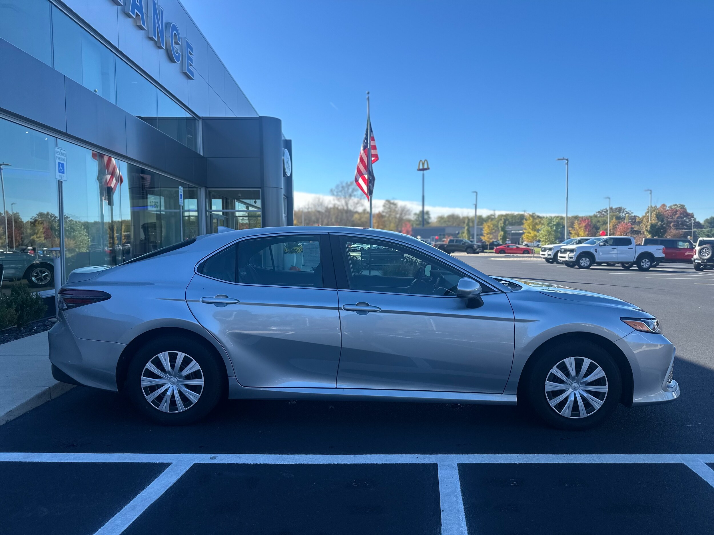 2023 Toyota Camry Hybrid LE photo 4