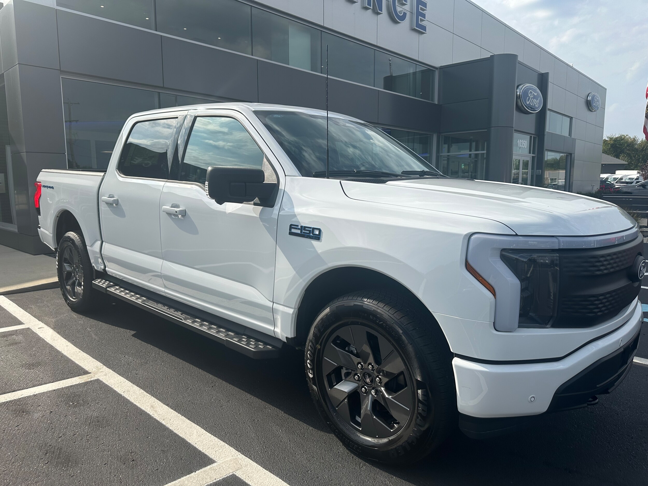 2025 Ford F-150 Lightning photo 2
