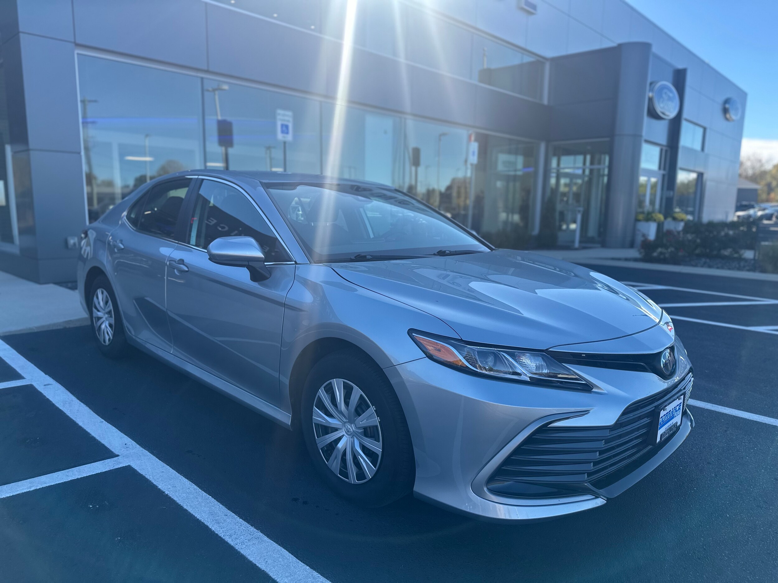 2023 Toyota Camry Hybrid LE photo 3