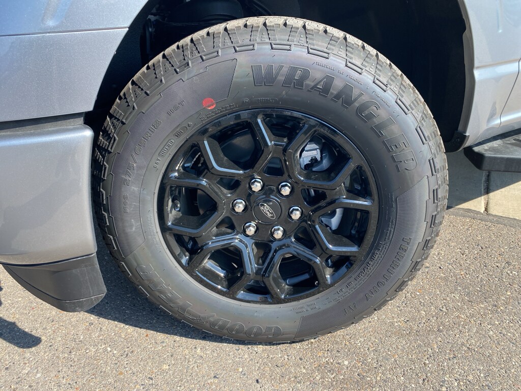 2025 Ford F-150 XLT photo 2