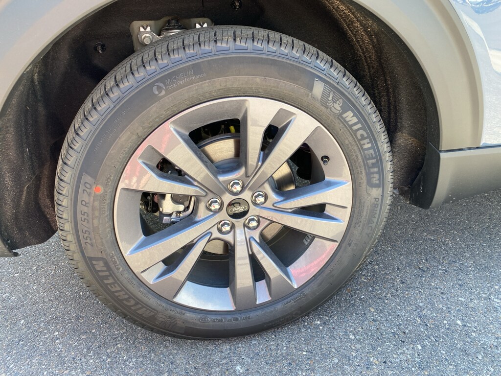 2025 Ford Explorer photo 2
