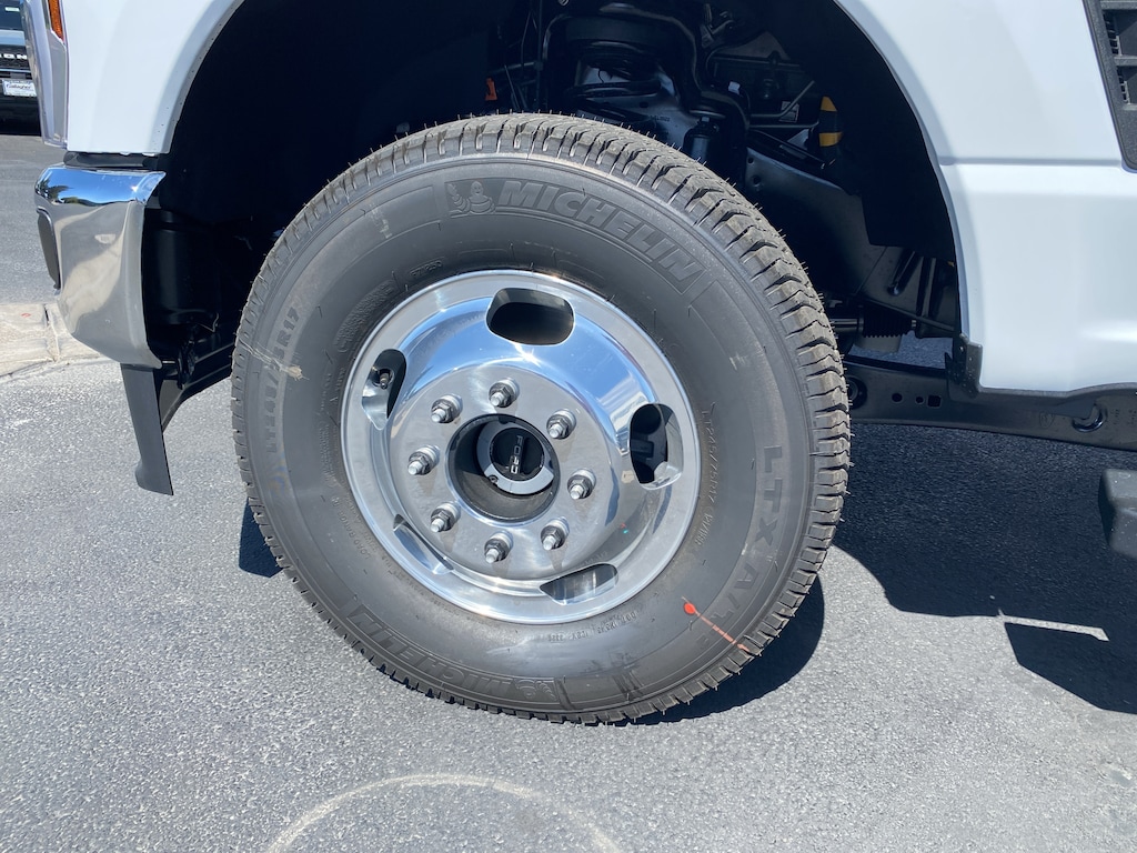 New 2027 Ford Super Duty F-350® Lariat® Truck Crew Cab