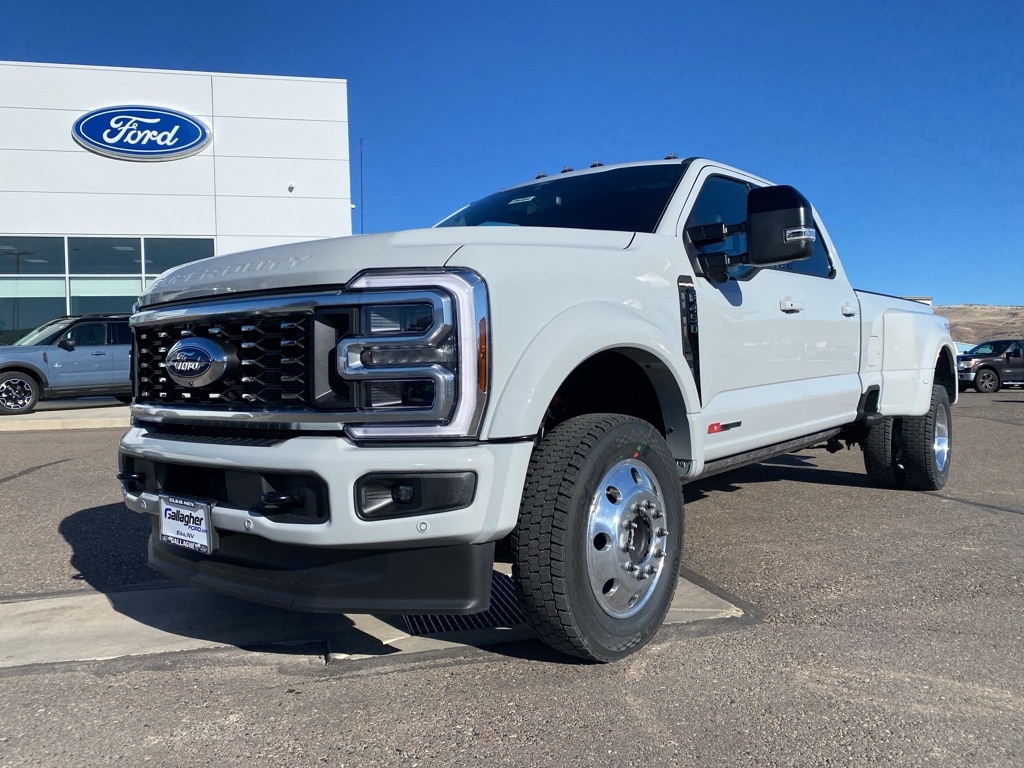 2026 Ford F-450 Super Duty Platinum's photo