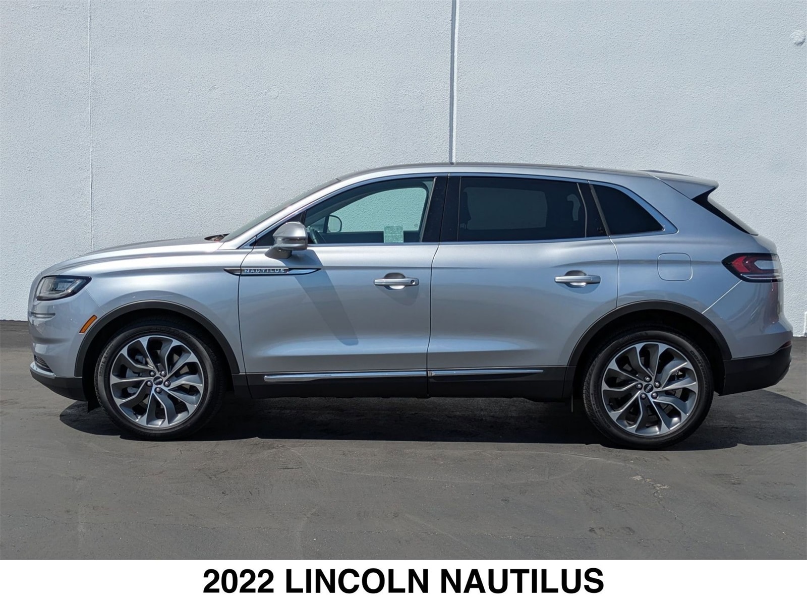 Used 2022 Lincoln Nautilus Reserve with VIN 2LMPJ8K96NBL25926 for sale in Van Nuys, CA