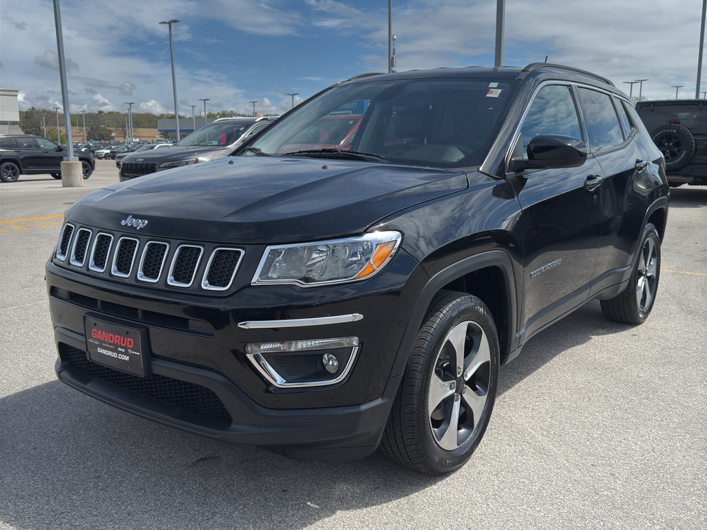 Used 2019 Jeep Compass Latitude with VIN 3C4NJDBB8KT621100 for sale in Green Bay, WI