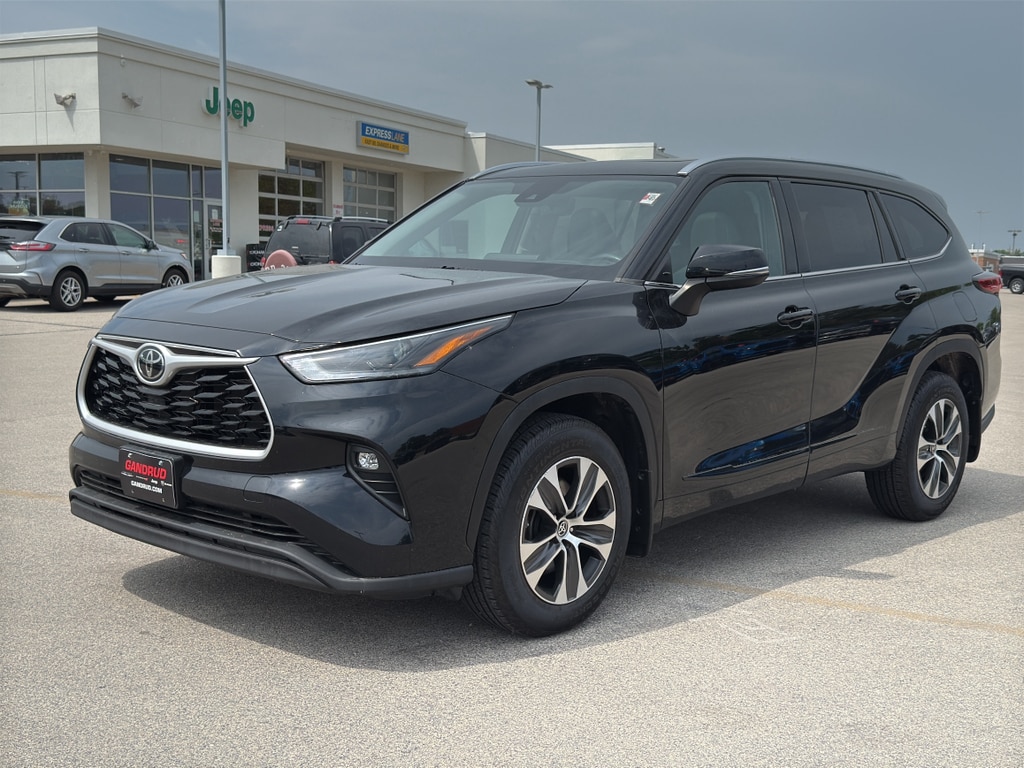 Used 2021 Toyota Highlander XLE with VIN 5TDHZRBH5MS538048 for sale in Green Bay, WI