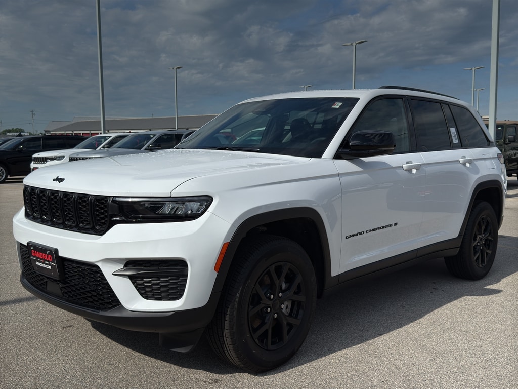 Used 2025 Jeep Grand Cherokee Altitude with VIN 1C4RJHAG2SC295165 for sale in Green Bay, WI