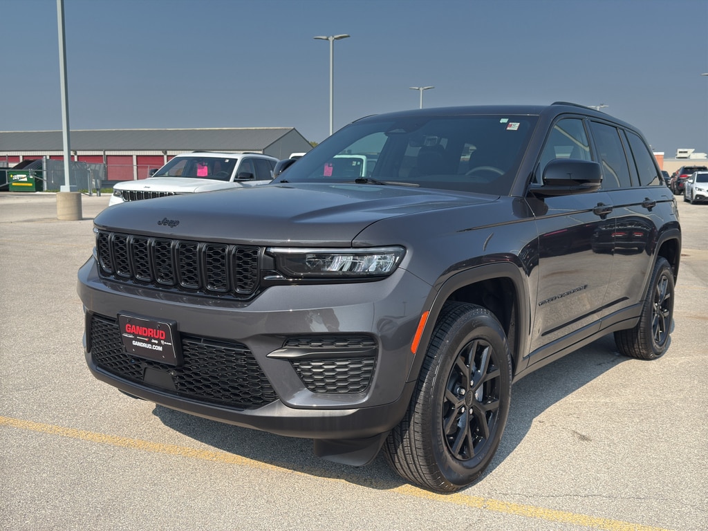 Used 2025 Jeep Grand Cherokee Altitude with VIN 1C4RJHAG6SC272259 for sale in Green Bay, WI