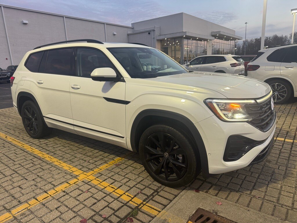 2024 Volkswagen Atlas SEL Premium R-Line photo 3