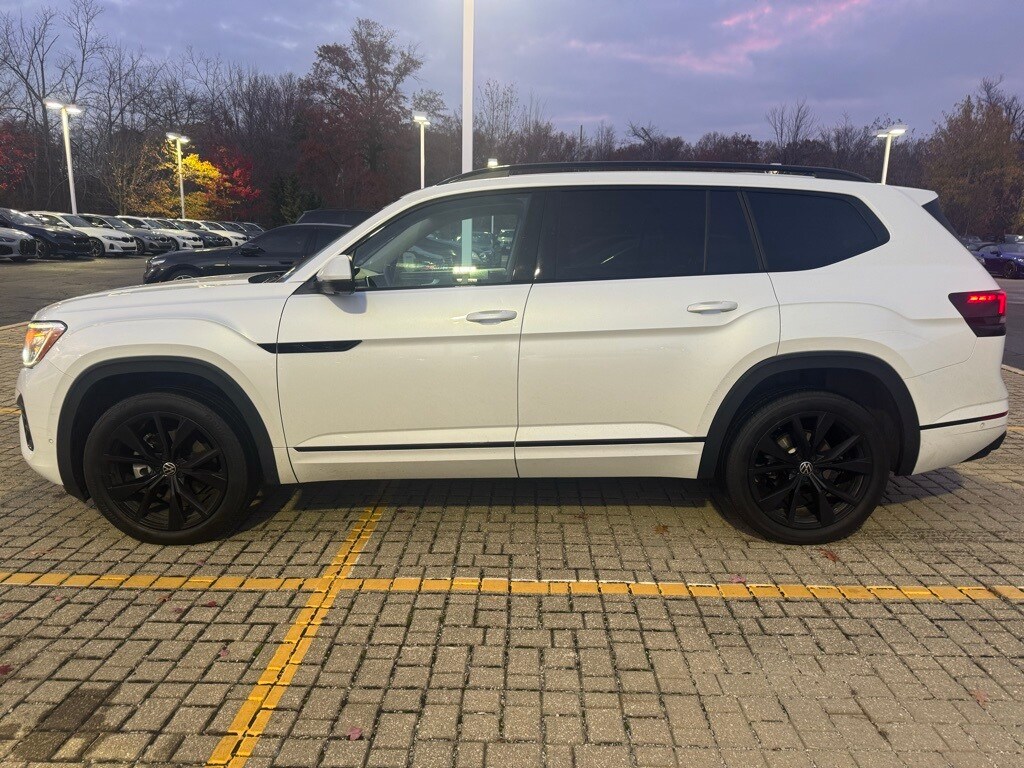 2024 Volkswagen Atlas SEL Premium R-Line photo 2