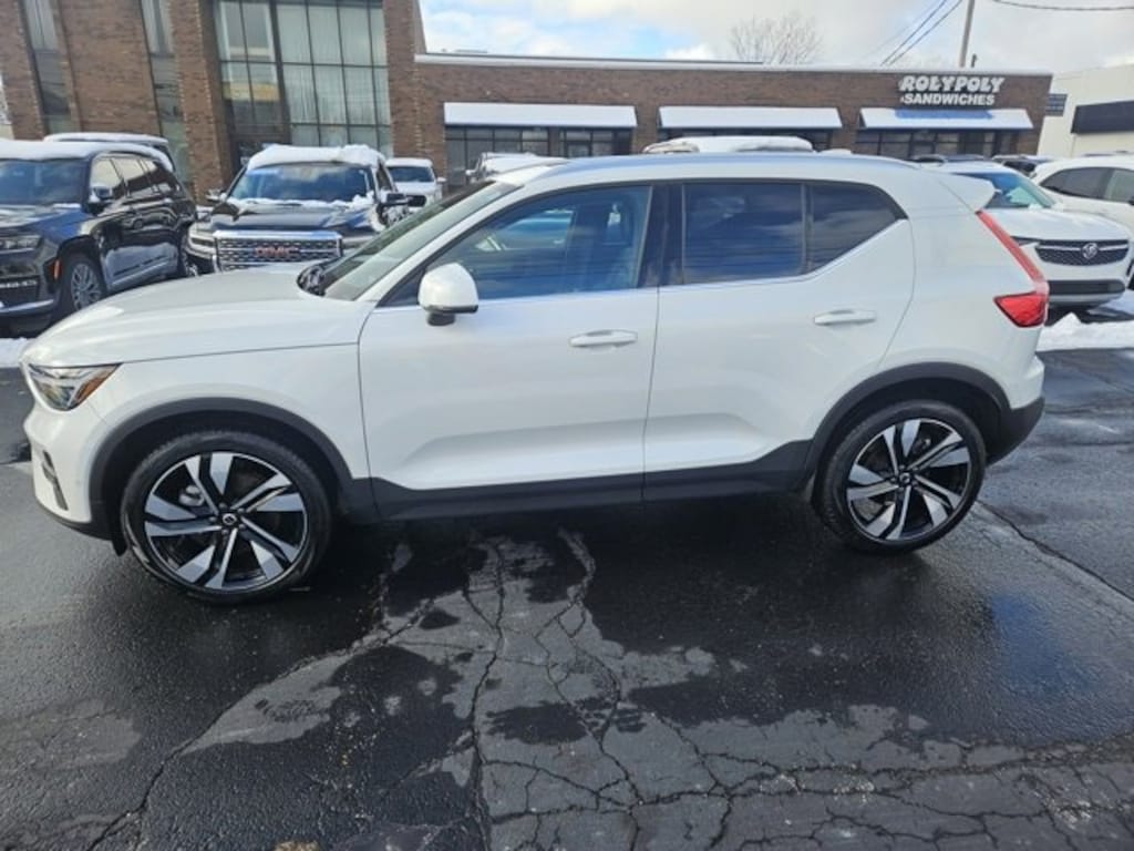 Used 2024 Volvo XC40 Ultimate Bright Theme SUV