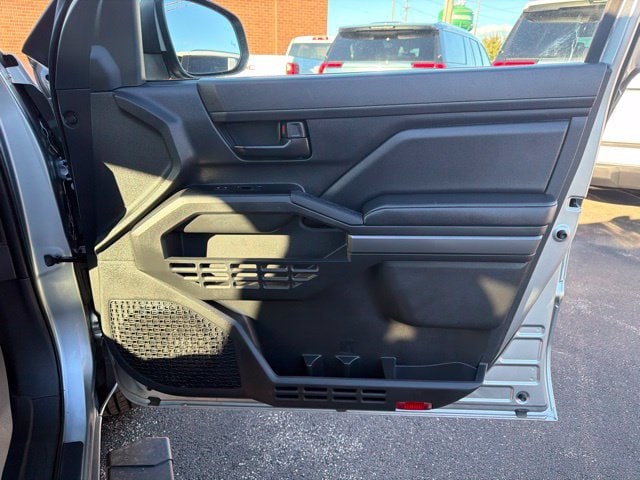 2025 Toyota Tacoma SR5 - Photo 17
