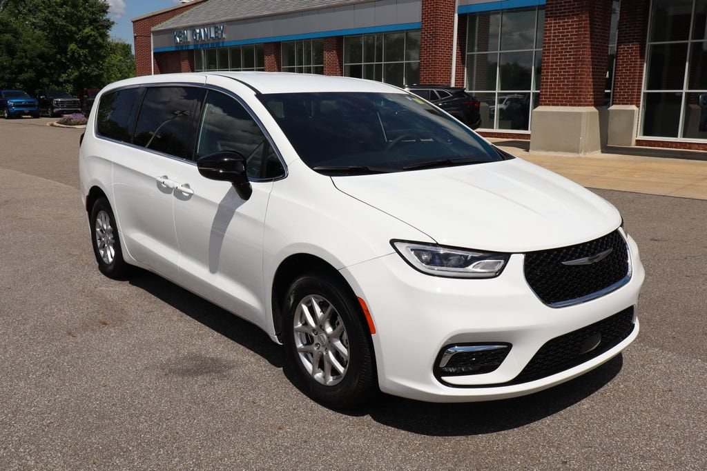 Used 2026 Chrysler Pacifica Select Van Passenger Van