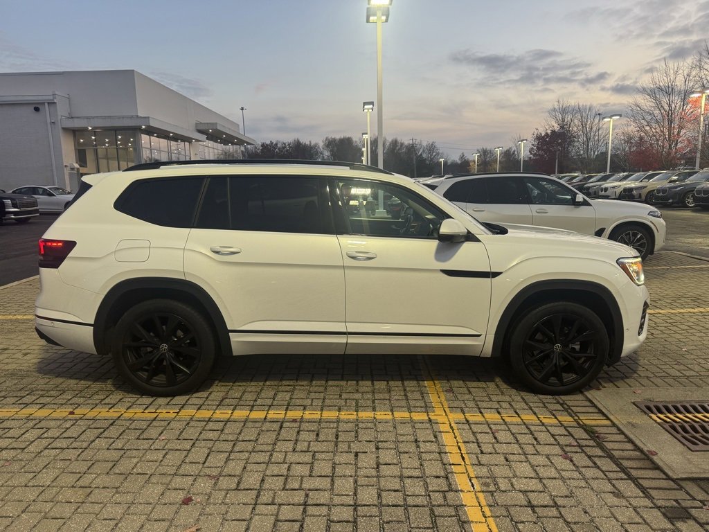 2024 Volkswagen Atlas SEL Premium R-Line photo 3