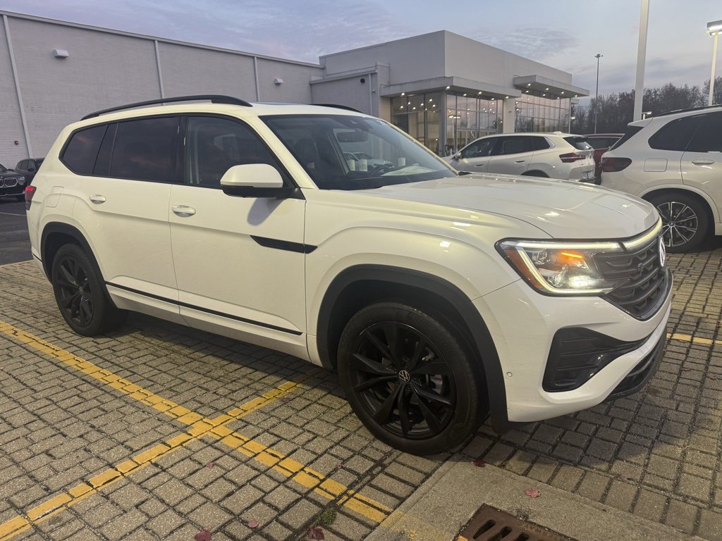 2024 Volkswagen Atlas SEL Premium R-Line photo 2