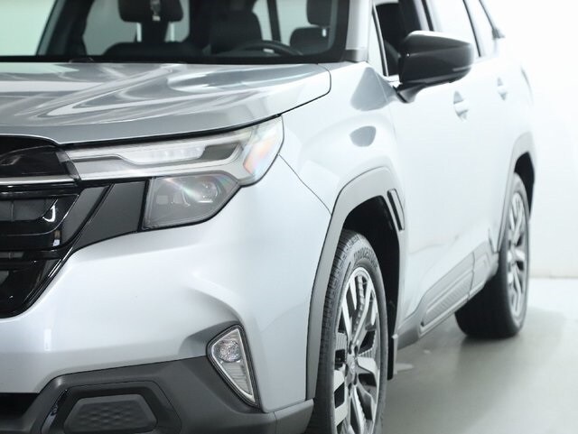 2025 Subaru Forester Touring photo 4