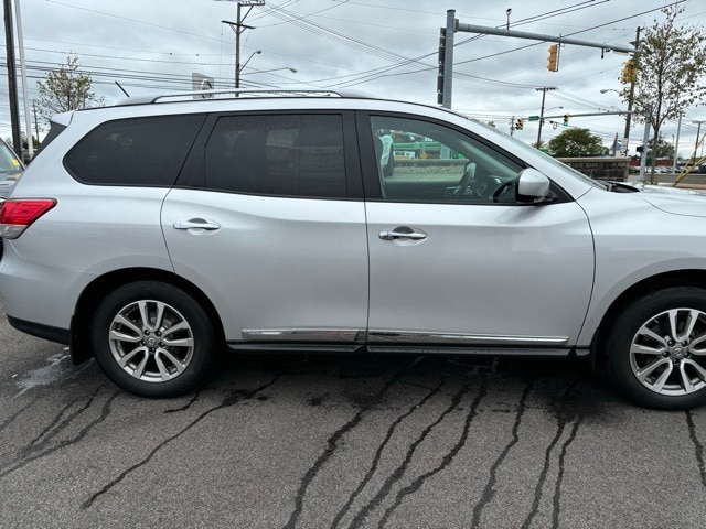 Used 2015 Nissan Pathfinder SL with VIN 5N1AR2MM8FC717350 for sale in Bedford, OH