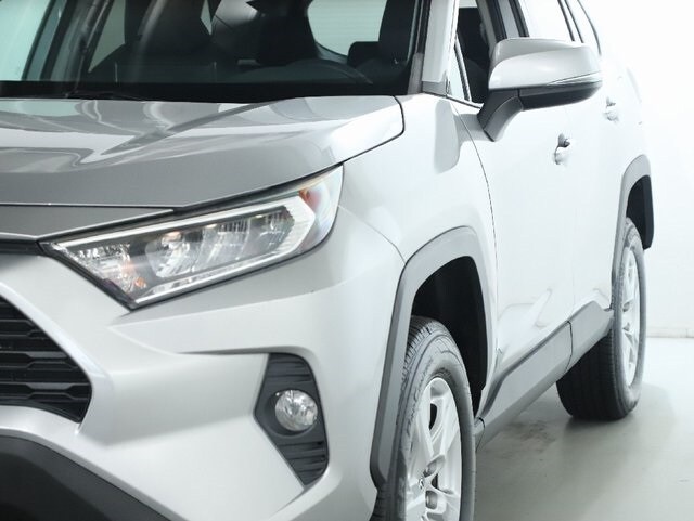 2019 Toyota RAV4 XLE photo 4